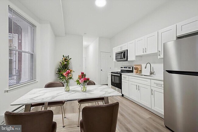 Building Photo - 1225 W Silver St