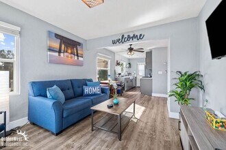 Building Photo - Charming 2Bdm 1Ba upstairs Unit in North P...