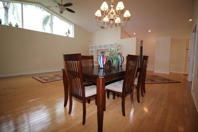 Building Photo - 404 Sabal Palm Ln