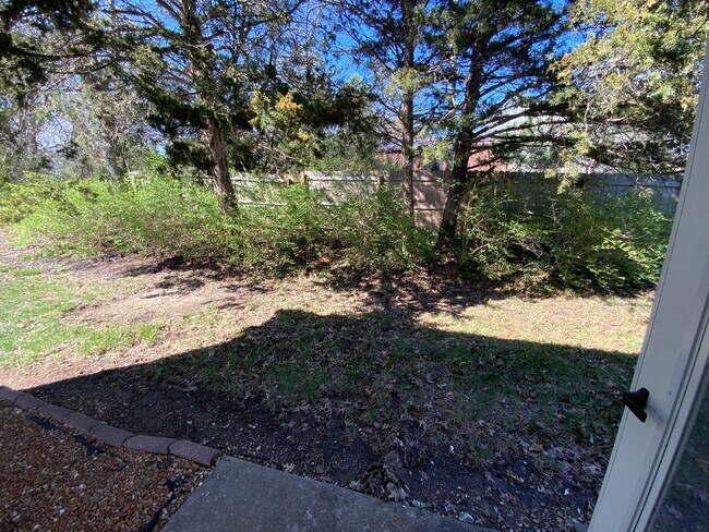 Building Photo - 3 Bedroom 2 Bathroom Duplex