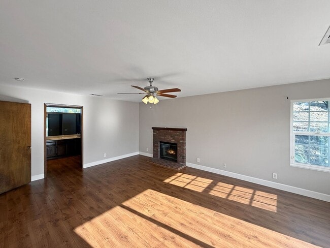 Building Photo - Stunning 4B/2.5Ba House w/ Two Fireplaces,...