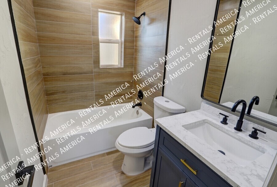 Building Photo - 4733 E 18th St