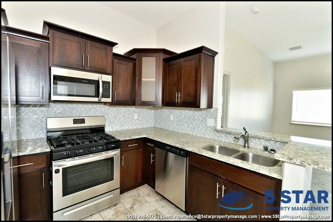 Building Photo - 14945 Tierra Escape Ave