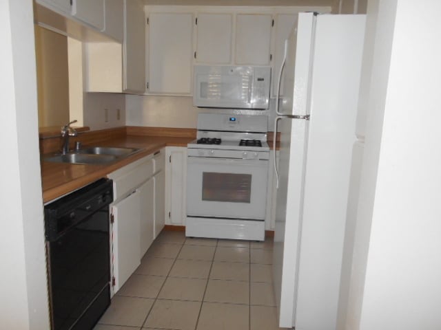 Building Photo - 3 BEDROOMS CONDO WITH BEAUTIFUL LAKE VIEWS.