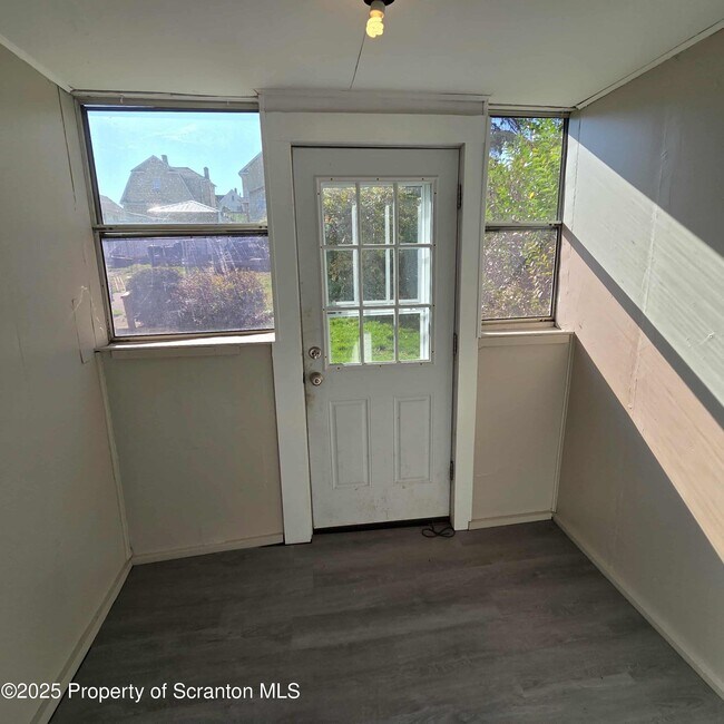 Building Photo - 1165 W Elm St