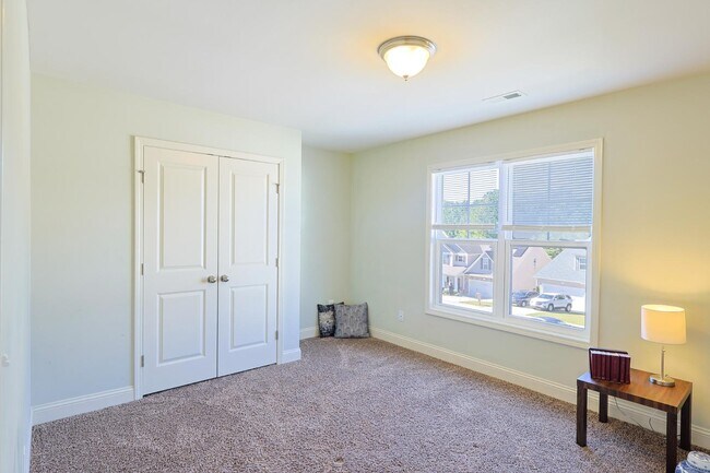 Building Photo - 1628 Mount Rainer Dr