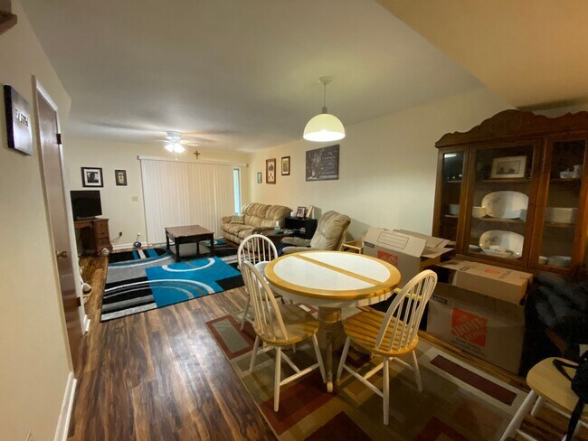 Building Photo - Pick Wick Park- 2 Bedrm & 2.5 Ba. Close to UF