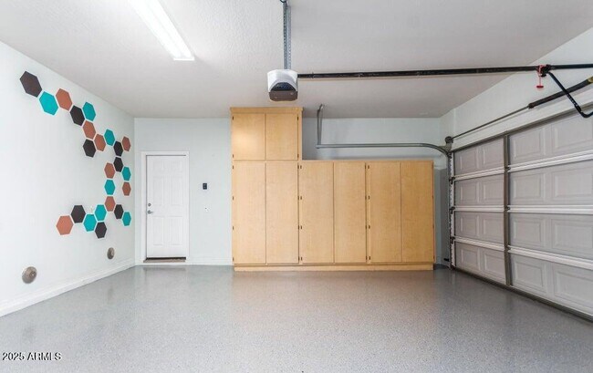 Building Photo - 2043 W Kathleen Rd