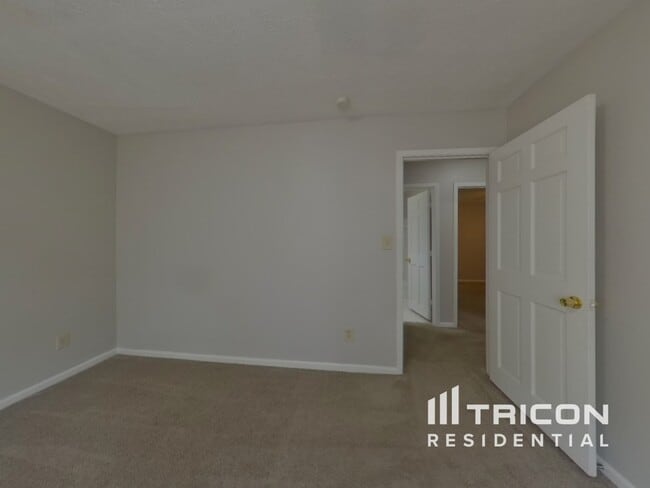 Building Photo - 955 Willow Run