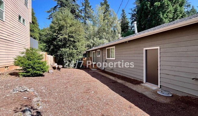 Building Photo - Spacious 4BD I 2BA Home w/ Separate Living...