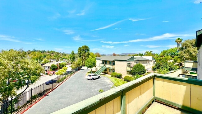 Building Photo - Darling, Upstairs, Corner-End Condo Unit i...