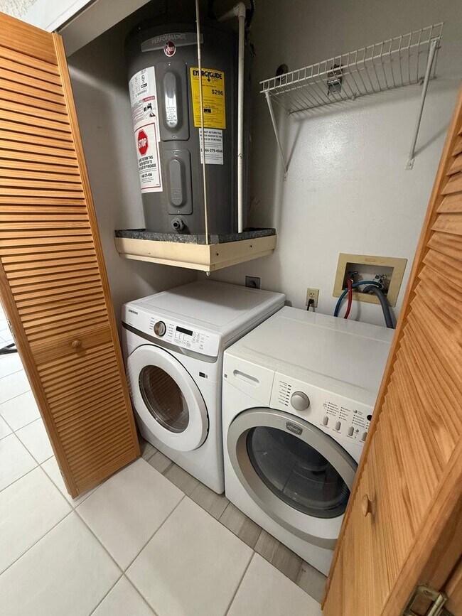 Building Photo - 2335 SW 22nd Ave