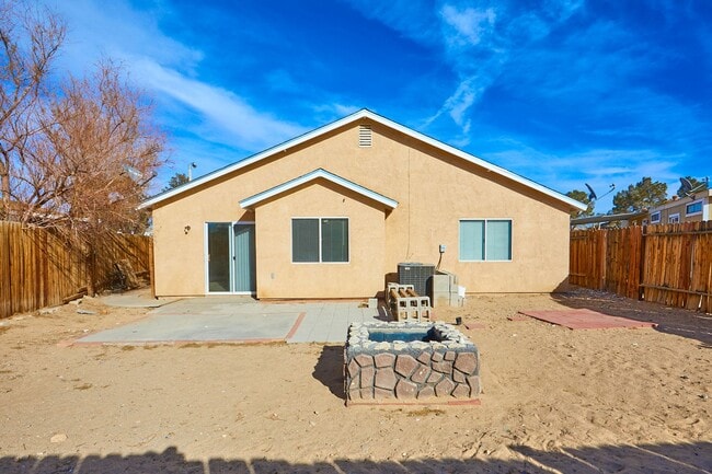 Building Photo - 3 BEDROOM BARSTOW HOME