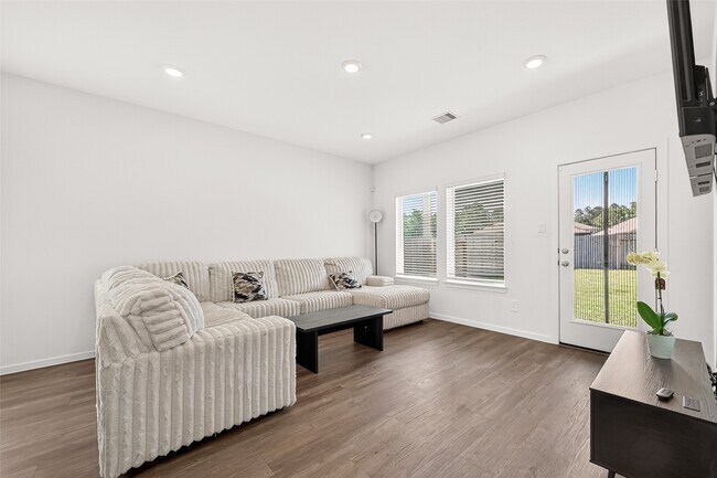 Building Photo - 5442 Pinetree Cres Ln