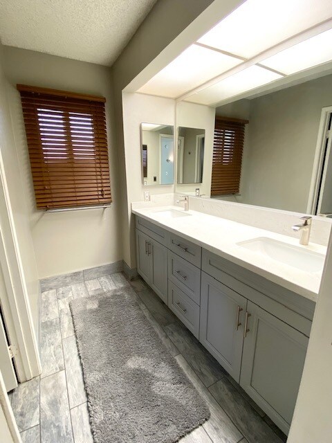 Building Photo - 6716 Clybourn Ave