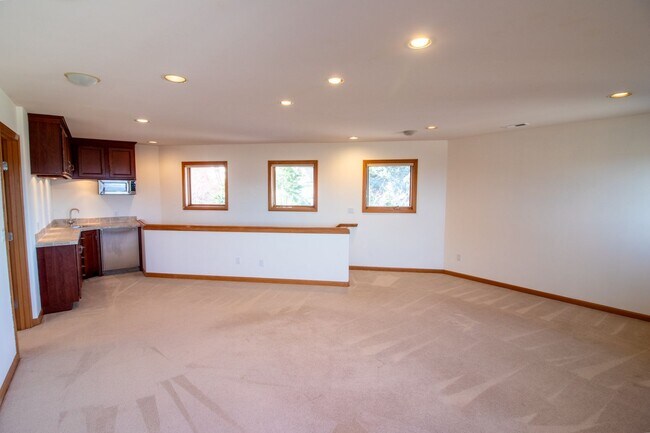 Building Photo - 4bd/4ba Bellevue Home