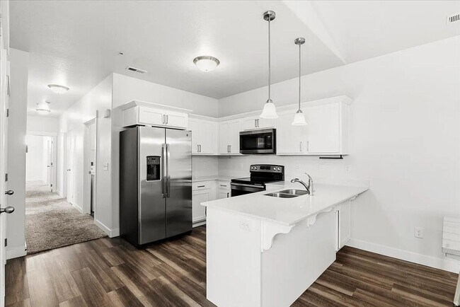 Building Photo - Spacious Condo In Vineyard