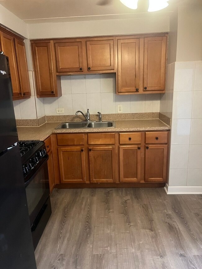 Building Photo - 10917 S Lloyd Dr