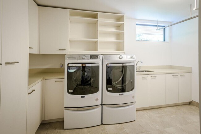 Building Photo - 2510 Skyfarm Dr