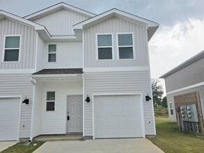 Building Photo - 3-Bedroom Townhome