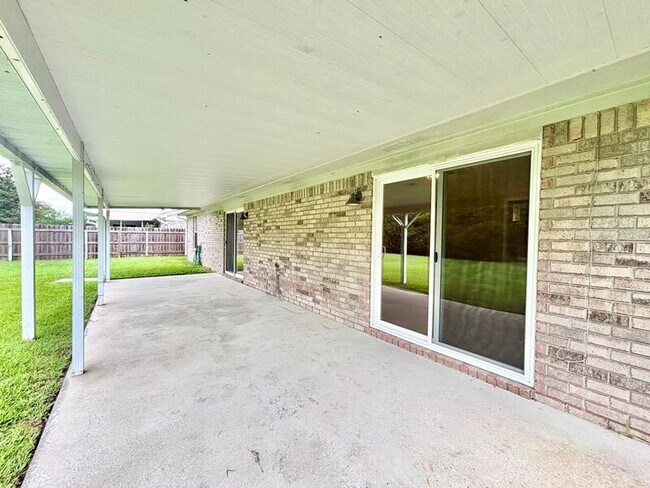 Building Photo - 1437 Little Creek Dr