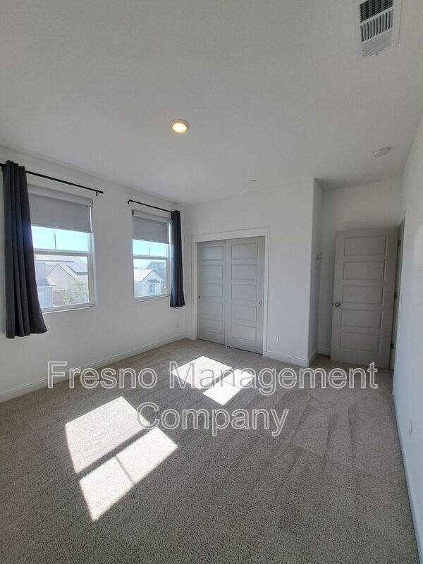 Building Photo - 911 Blue Oak Lane W
