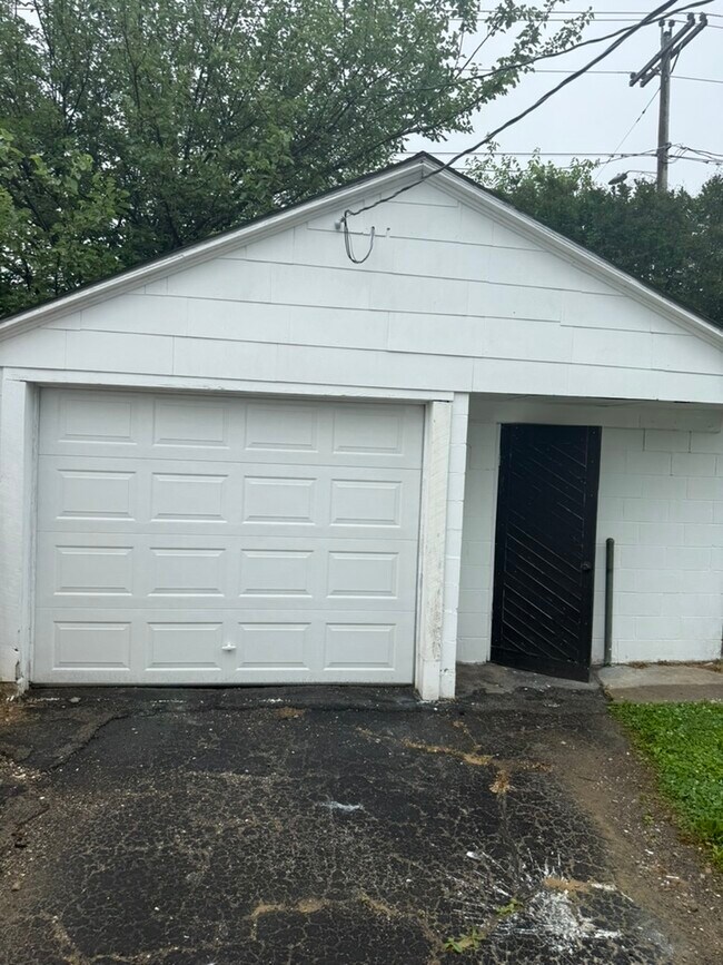 Building Photo - 3007 Daviess St