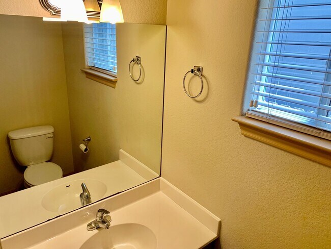 Building Photo - Beautiful 2 Bed/2.5 Bath Home in Round Roc...