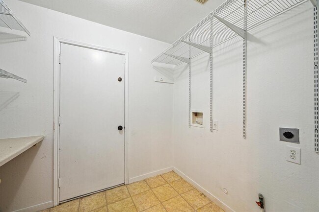 Building Photo - 3402 Fox Ct