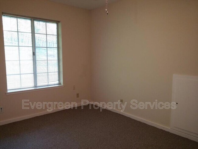 Building Photo - 846 Holly Way