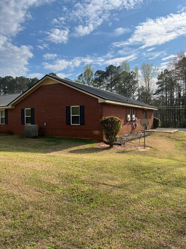 Building Photo - 1755-1757 Cedar Shoals Dr