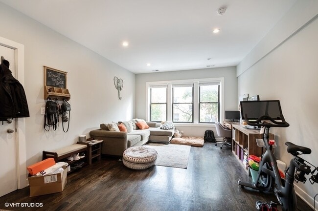 Building Photo - 3550 N Racine Ave