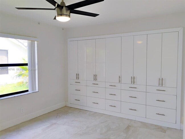 Building Photo - 9654 Sun Pointe Dr