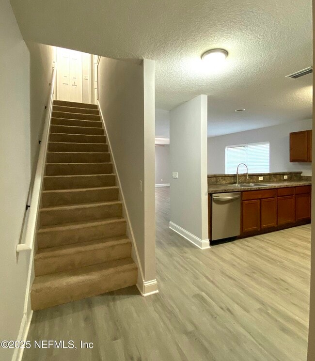 Building Photo - 86069 Pineview Dr