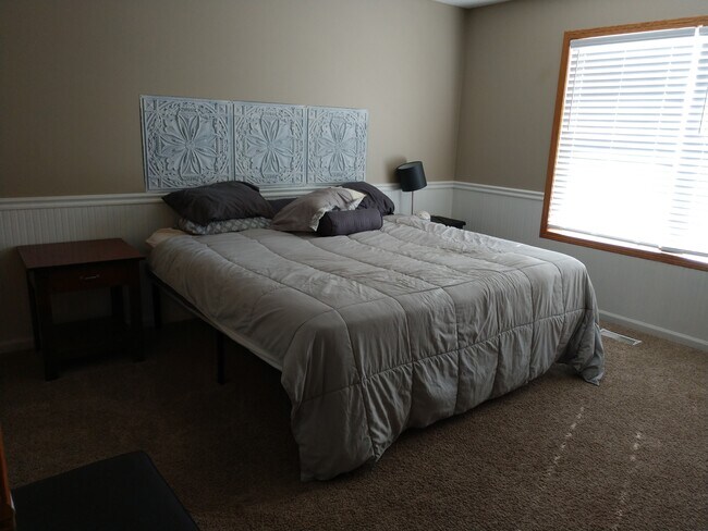 Building Photo - Corner Lot Townhouse on Cul de Sac