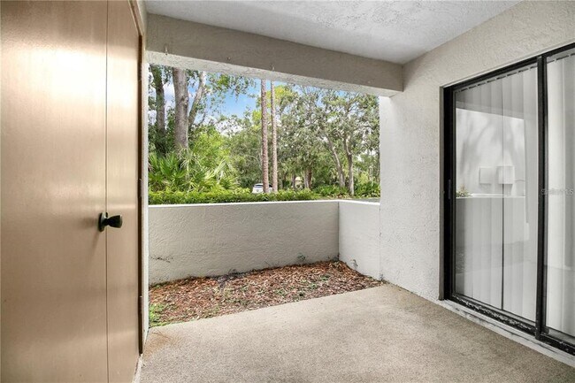 Building Photo - 135 Woodlake Wynde
