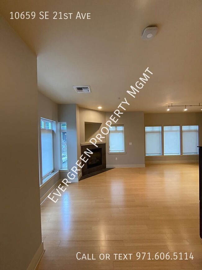 Building Photo - Conveniently Located Townhome With Bonus O...