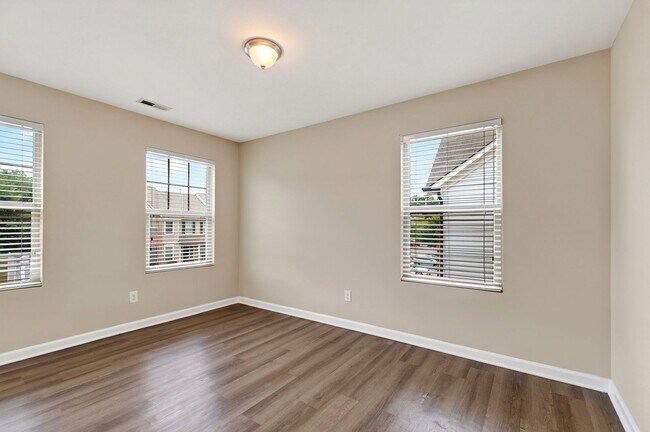 Building Photo - 4490 Middletown Dr