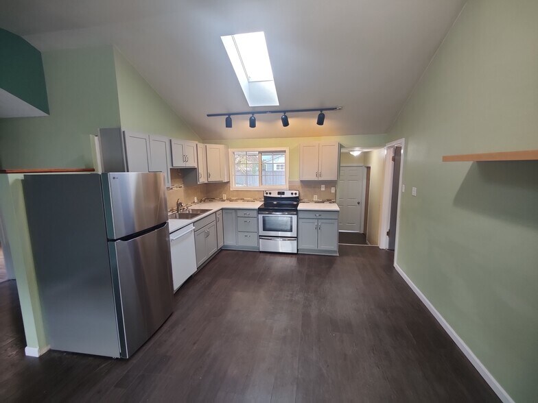 Building Photo - 1356 L St