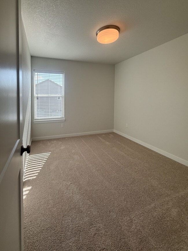 Building Photo - 352 SE Shetterly Dr