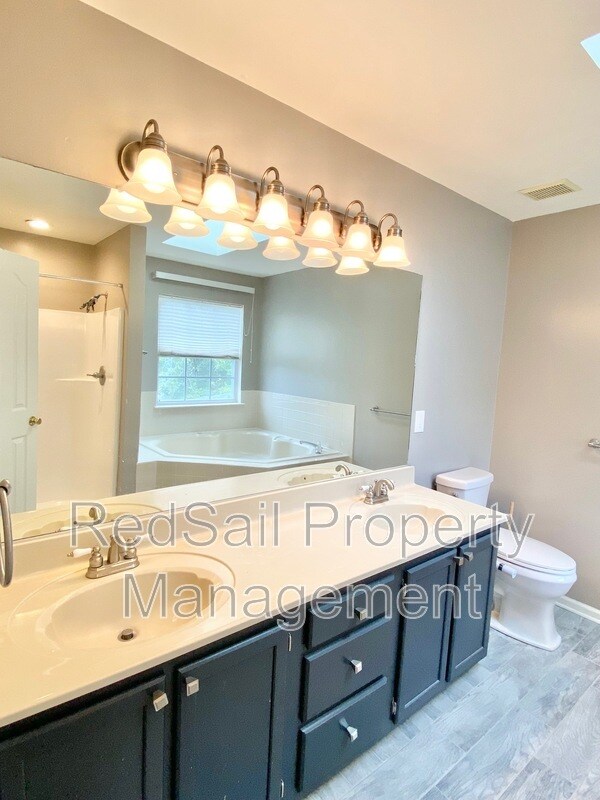 Building Photo - 913 Foxboro Dr