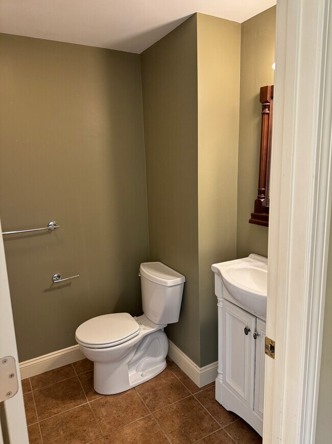 Building Photo - 173R Maple Ave