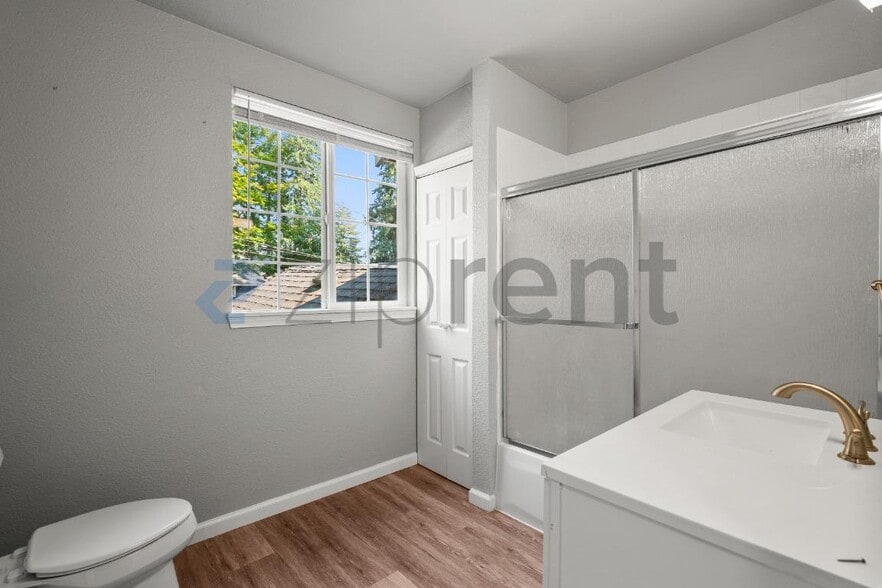 Building Photo - Unit B