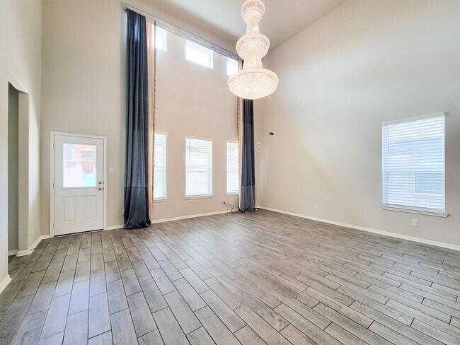 Building Photo - Live comfortably in this stunning Lake Rid...
