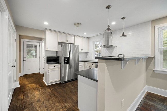 Building Photo - Quaint 3 Bedroom/2 Bath Home Located Near ...