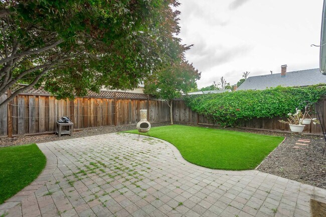Building Photo - Charming Upgraded 2 Bedroom 2 Bath Rose Garden Home