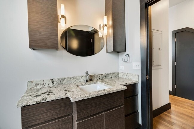 Building Photo - 6 E Downer Pl