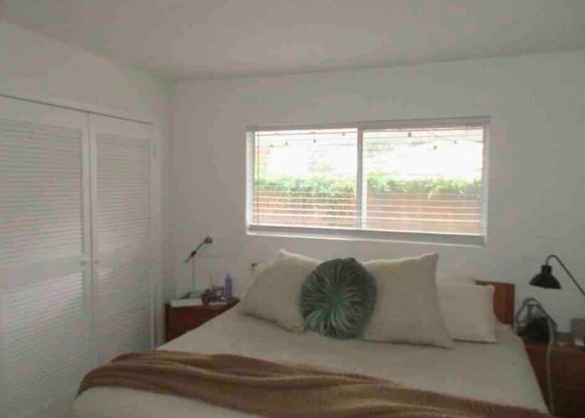 Building Photo - 253 N Center St