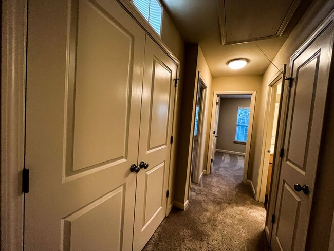 Building Photo - Cozy 3 bedroom, 2 1/2 bathroom townhome in...