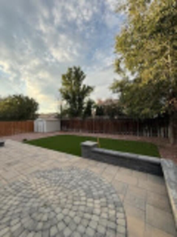 Building Photo - 725 NE Negus Pl